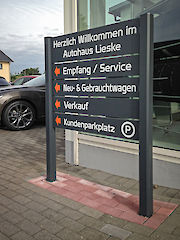 Aufsteller mit Säule 80/80 und Textpaneel 250/150 mm Profiloberfläche: pulverbeschichtet nach RAL