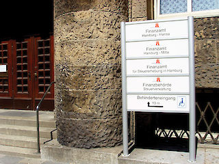 Aufsteller mit Säule 90 mm und Standfüßen zum Aufdübeln, mit U-26- u. H34-Profilen für Aluminiumverbundplatten ( Dicke 3 oder 4 mm, Kundenmaterial ) Profiloberfläche: eloxiert silber