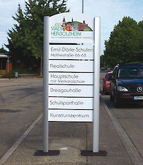 Aufsteller mit Säule Delta 90/10, mit Textpaneel 200 mm und U-43 Profile für Aluminiumverbundplatte ( Dicke 3 oder 4 mm, Kundenmaterial ), Profiloberfläche:eloxiet silber/ pulverbeschichtet nach RAL 9010 /