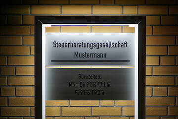 Aufsteller 100-60 mit Quertraverse und im Profil integrierter Beleuchtung