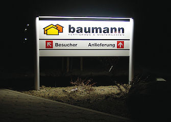 Aufsteller mit Säule 90 mm, einseitiger Rondo 130 LED Beleuchtung und Textpaneel 250/150/100 mm Profiloberfläche: eloxiert silber / pulverbeschichtet nach RAL 9010