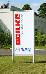 Aufsteller mit Säule 90 mm und U-75 Profil unterhalb sowie U-43 Profil oberhalb der Aluminiumverbundplatte ( Dicke 3 oder 4 mm, Kundenmaterial ) Profiloberfläche: eloxiert silber