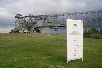 Aufsteller mit Säule 90 mm und U-75 Profilen für Aluminiumverbundplatte ( Dicke 3 oder 4 mm, Kundenmaterial ) Profiloberfläche: eloxiert silber