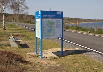 Aufsteller mit Säule 75 mm und Rahmen 60/32 für 2 Stück Aluminiumverbundplatten ( Dicke 2/3/4 mm, Kundenmaterial ) Profiloberfläche: pulverbeschichtet nach RAL 5015