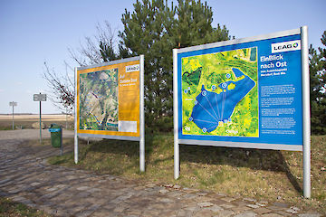 Aufsteller mit Säule 90 mm und U-75 Profilen für Aluminiumverbundplatte ( Dicke 3 oder 4 mm, Kundenmaterial ) Profiloberfläche: eloxiert silber