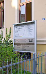 Aufsteller mit Säule 90 mm, einseitiger Rondo 130 LED Beleuchtung und U-43 Profilen für Aluminiumverbundplatte ( Dicke 3 oder 4 mm, Kundenmaterial ) Profiloberfläche: eloxiert silber