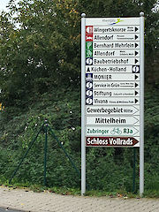 Aufsteller mit Säule 90 mm und Textpaneel 100/150 mm und Aufstazstücken Kugel Profiloberfläche: eloxiert silber