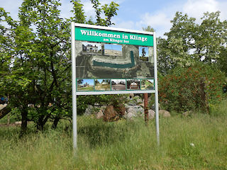 Aufsteller mit Säule 60 mm und U-43 Profilen für Aluminiumverbundplatte ( Dicke 3 oder 4 mm, Kundenmaterial ) Profiloberfläche: eloxiert silber