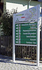 Aufsteller mit Säule 90, Textpaneel 100 mm und U-43 Profil für 3/4 mm Aluminiumverbundplatte Profiloberfläche: eloxiert silber