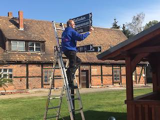 Fahnenwegweiser System S Typ 3 - Montage der Textpaneele mit Spannsystem am Mast - Pulverbeschichtung in RAL 7016