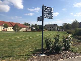 Fahnenwegweiser System S Typ 3 mit Kugelaufsatz Paneele in zwei richtungen im 90° Winkel - Pulverbeschichtung in RAL 7016