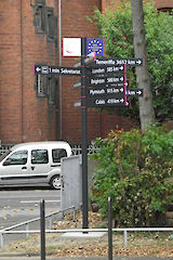 Fahnenwegweiser System-XL Segment mit 6 Ebenen und Textpaneelen 150/300 - 1000 mm lang Profiloberflächen: pulverbeschichtet nach RAL 7016/4010