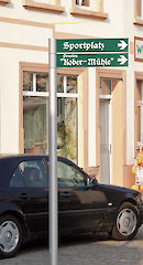 Fahnenwegweiser System S mit 2 Ebenen Profiloberfläche: eloxiert silber