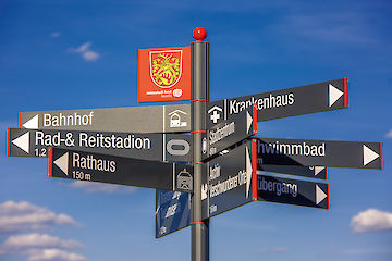 Fahnenwegweiser System-XL Segment mit 4 Ebenen und Textpaneelen 150/250/300 - 1000 mm lang Profiloberflächen: pulverbeschichtet nach RAL 7016/3020