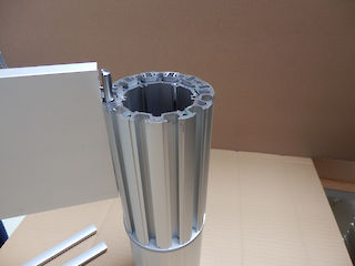 Montage der Textpaneele durch einschieben des Spannsystems an der Säule 105-12