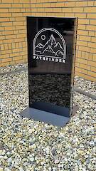 Haubenpylon 1000x500mm, Aluverbund 3mm schwarz, mit Standfuß in DB703