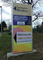 Pylon Plan Baureihe B 1220 x 3000 mm - Außenschale Rondo - mit pulverbeschichteten Stahlverbundplatten - beklebt mit Folie / Wechselbeschriftung mit Magnetfolie