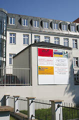 Wandschild mit Wandschildprofil und Trennprofil