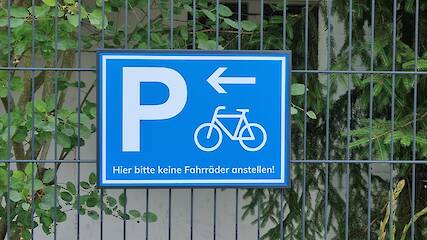 Wandrahmen 50-20 in RAL 7016 auf Doppelstabmattenzaun Querformat