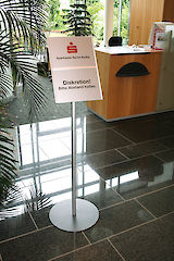 Primus Infoständer 310 x 420 geteilt mit  Trennleiste 16 für 2 DIN A4 quer Einleger und Tellerfuß  Ø 405 mm pulverbeschichtet nach DB 703