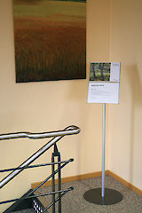 Primus Infoständer 310 x 420 geteilt mit  Trennleiste 16 für 2 DIN A4 quer Einleger und Tellerfuß  Ø 405 mm pulverbeschichtet nach DB 703