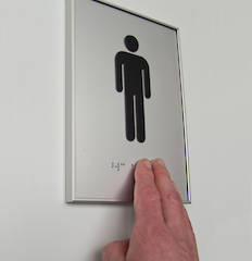 Türschild mit taktiler Symbolik (oben) und Braillebeschriftung (unten)