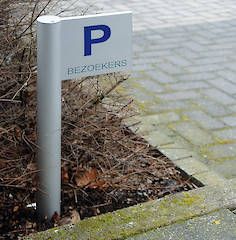 Textpaneele können auch einseitig auskragend an den Säulen angebracht werden