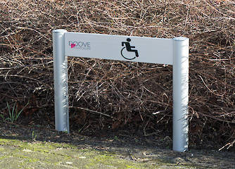 Kleinere Aufsteller für Prakplätze oder Grünanlagen können mit allen Säulen des ALUFOR-Aufstellersystems in Kombination mit Textpaneelen eingesetzt werden.