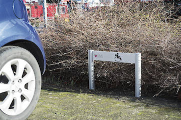Parkplatzschild mit 2 Säulen des Aufstellersystems und 1 Textpaneel