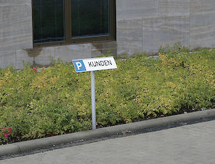 Parkplatzschild mit Kombiteil – Nutzung als Erdspieß