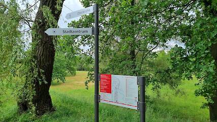 Kombination Wegweiser und Aufsteller in RAL 7016